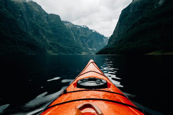 Quels sont les meilleurs spots pour une aventure en kayak dans les fjords norvégiens?