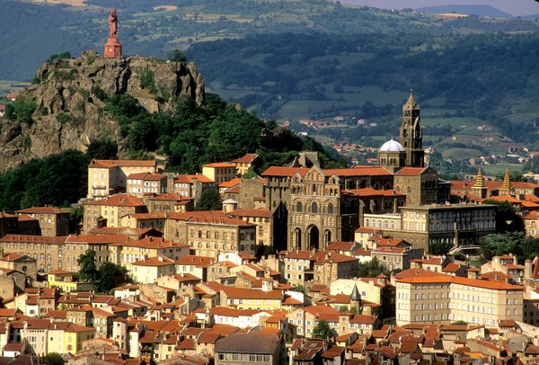 Camping vers Murol : Séjour inoubliable au cœur de la nature